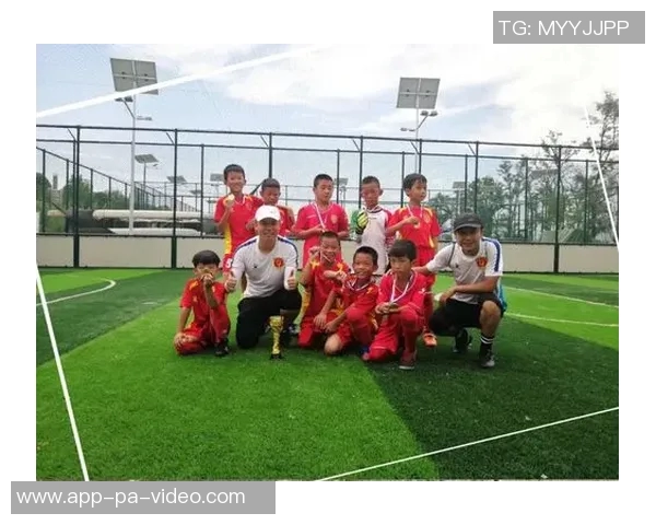 学习英语与踢足球结合的多重好处及其对青少年成长的积极影响